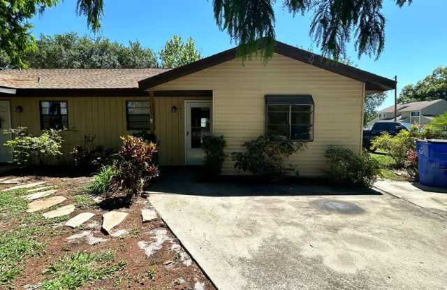 Nice 2/1.5 Duplex Located Across From St. Cloud Lakefront photos photos