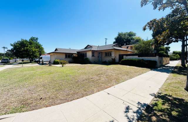 Delightful 3 bedroom 1 1/2 Bathroom Single Family Home In North Hills With Large Yard photos photos