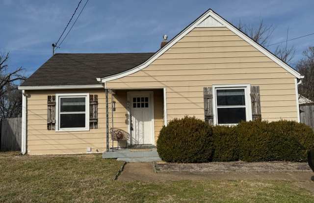 East Nashville cottage, 2BR 1 bath, fenced back, lawn care included, pet friendly photos photos