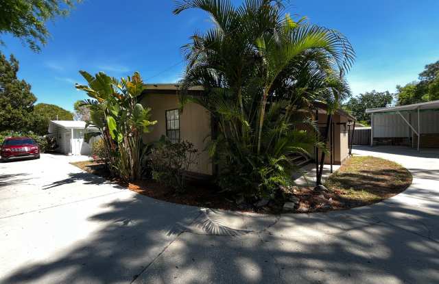 Newly Renovated Small 2BR w/Den Guest House photos photos