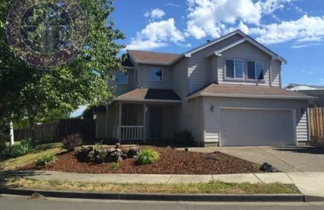 Oregon City Two Level Home with Large Backyard Pet Welcome - 19363 Rollins Street, Oregon City, OR 97045