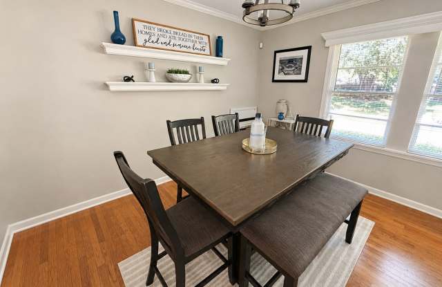 FULLY FURNISHED SHORT TERM RENTAL- LAWN SERVICE INCLUDED Gallery 4