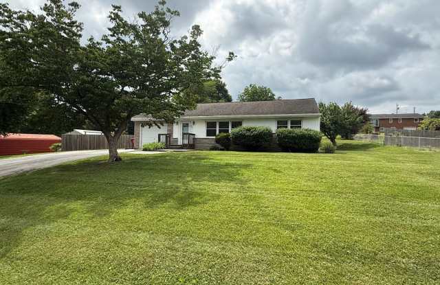 ** PENDING APPLICATION ** 3/2 bath home - Town Acres School District! photos photos