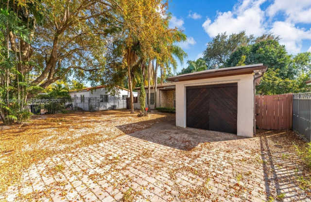 4220 SW 13th St photos photos