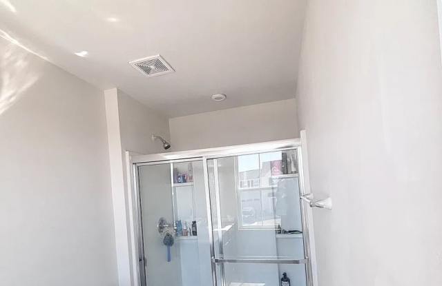 Room in 4 Bedroom Home at Browband St Gallery 4