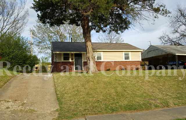 Half off the first full months rent !! Welcome to 3334 Fostoria Road! - 3334 Fostoria Road, Memphis, TN 38109