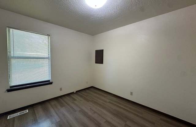 2 Bed 2 Bath 2 Car Garage Near Lake Overholser !!! photos photos