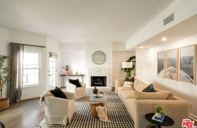 2622 2nd St unit: 2 photos photos