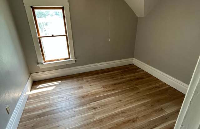 3-Bedroom/1-Bathroom Single Family Home - 155 Summit Avenue, Waterloo, IA 50701