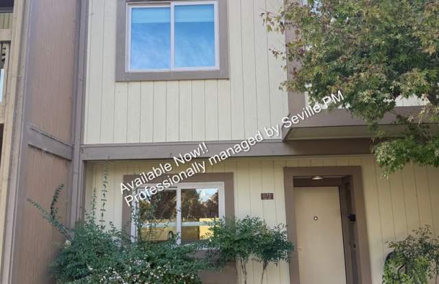 Beautifully Updated 3-Bedroom Alameda Townhome with Private Elevator, 2-Car Garage & Community Pool! Gallery 4