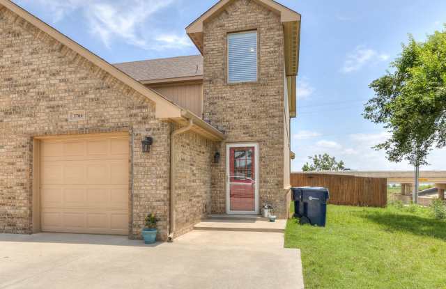 Charming 2-Bedroom Townhouse: Comfort and Convenience Near Kilpatrick Turnpike and Lake Overholser! photos photos
