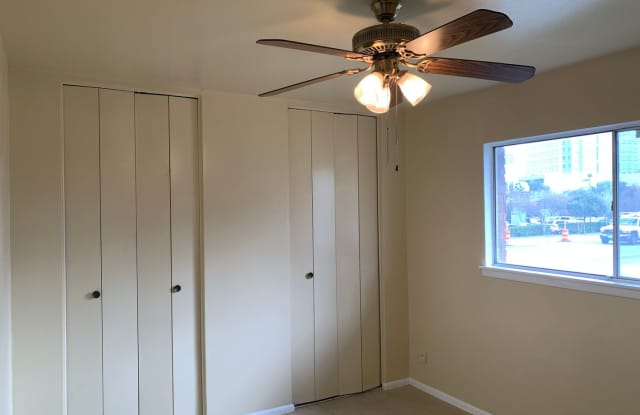 COZY DUPLEX, NEAR SHOPPING & 281! Gallery 3