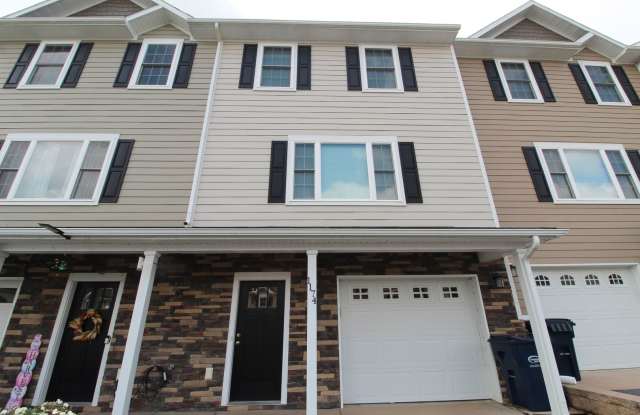 Spacious 3-Bedroom Townhome in Crescent Ridge with Garage & Private Patio photos photos Spacious 3-Bedroom Townhome in Crescent Ridge with Garage & Private Patio photos photos