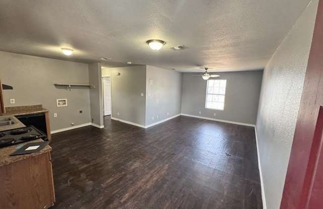 830 W Hutchins photos photos