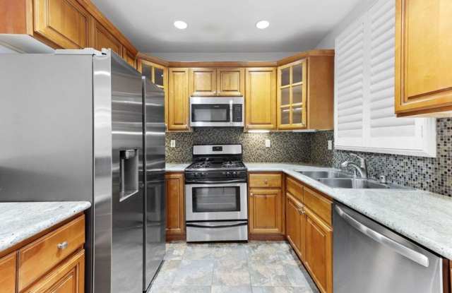 Modern 3 Bed, 2 Bath Condo for Lease – 1,320 Sq Ft – Prime Sherman Oaks Location Gallery 3