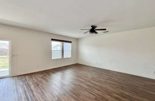 Spacious 4 Bedroom Home! Gallery 4