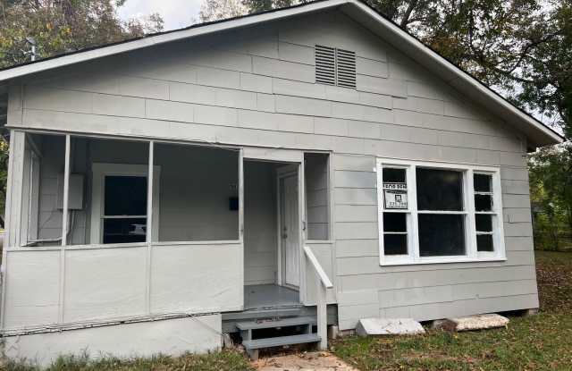 Large 4 Bedrooms 2 Bathrooms photos photos