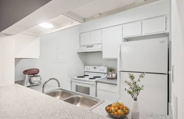 The Bay Club Apartments Gallery 4