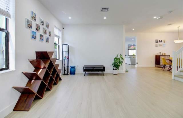 21016 Northeast 2nd Court Gallery 3
