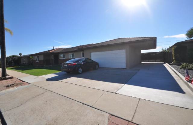 6BD/3BA, Huge Yard! Lots of Parking! Gallery 1