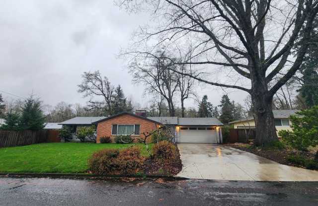 3 bd 2.5ba Ranch Style Home with Fenced Yard, W/D in Unit, Fireplaces  2 Car Garage! - 5163 Southeast Oakland Avenue, Oatfield, OR 97267