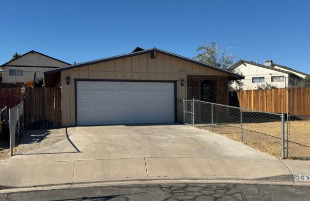 spacious 3 bedroom 2 bath home with large yard on cul-de-sac Gallery 1