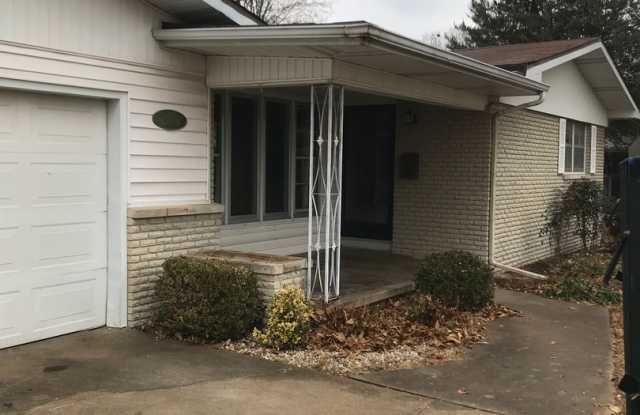 3 bedroom, 2 bathroom, 2 car garage hom for rent - 2141 East Claiborne Street, Springfield, MO 65804