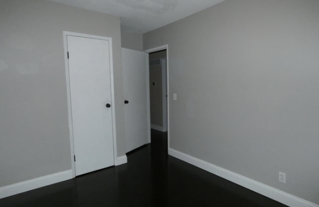 5112 North Palmer Avenue Gallery 3