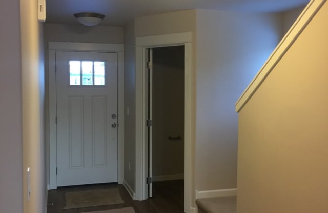 SE Bend, LIKE NEW Townhouse, 3 Bedrooms, 2 1/2 Baths, Garage, Gas Heat, Patio photos photos