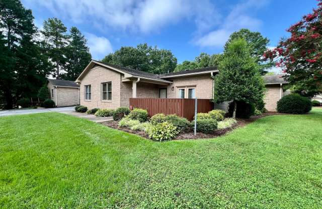 Beaver Creek 3 Bedroom/2 Bathroom Condo - 138 Glenwood Circle, South Hill, VA 23970