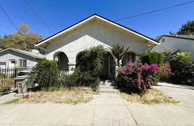 Charming 3-Bedroom Home with Spacious Yard Gallery 1