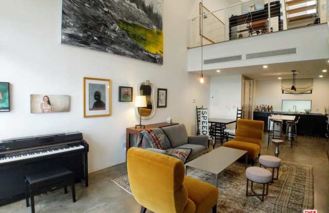 1523 GORDON Street Gallery 3