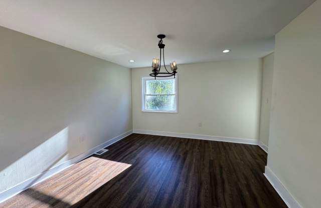 3 bed 1.5 bath - freshly updated, central air, dishwasher, washer/dryer Gallery 4