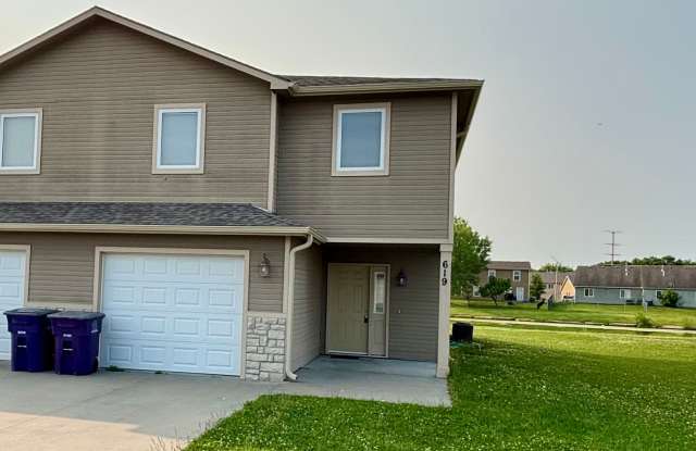 Room to Live, Space to Enjoy – 4 Bed / 2.5 Bath Duplex in East Manhattan - 619 Northfield Road, Manhattan, KS 66502