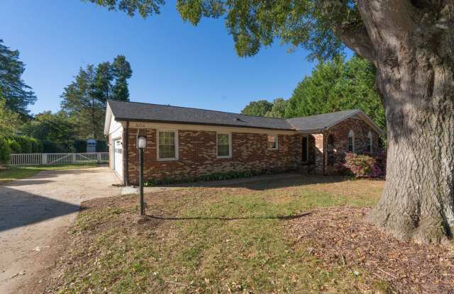 LIVE WHERE CONVENIENCE MEETS COMFORT — 504 CARSON ROAD, GASTONIA! 3BR/2BA, 1,436 sq ft Gallery 1