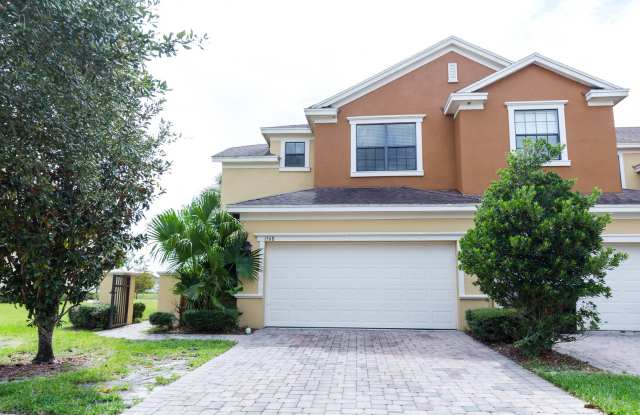 Beautiful spacious 4 bedroom, 2.5 bathroom townhome! photos photos