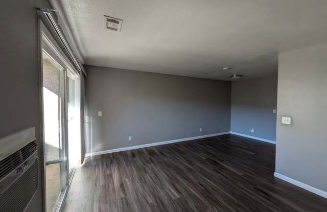 2 Bedroom 1 Bathroom Condo available NOW! Gallery 4