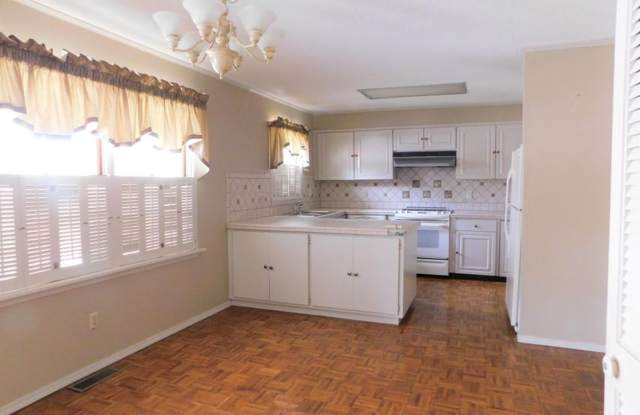 Come look at this beautiful  West Side Russellville Home Gallery 4