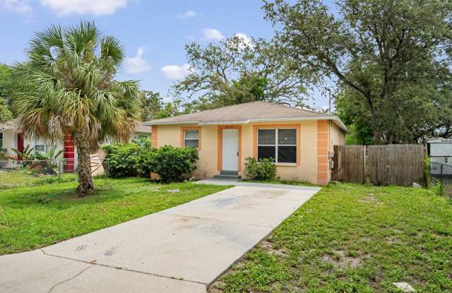 Charming 3-Bedroom Home with Spacious Yard in Tampa! photos photos