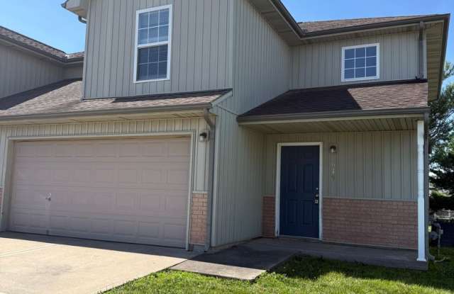 Spacious 3 bedroom, two level duplex in Raymore with new flooring! photos photos