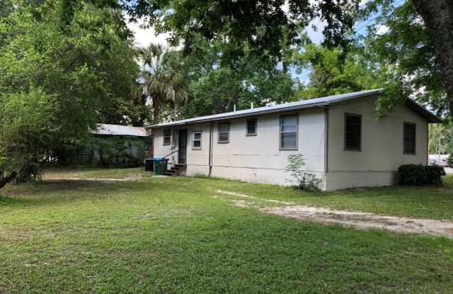 Welcome to Your New Home in Newberry! 3 Bed/ 1.5 Bath ! photos photos