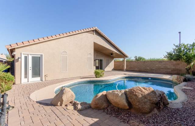 Beautiful Gilbert home on corner lot with sparkling pool! photos photos