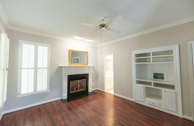 3 Bedroom Irving Park Village Home with Pond Views, Garage & Community Pool Gallery 4