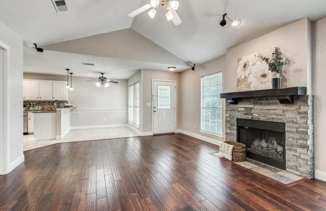 1916 Maplewood Trail Gallery 2
