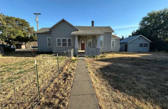 3 bedroom home on double lot close to park photos photos