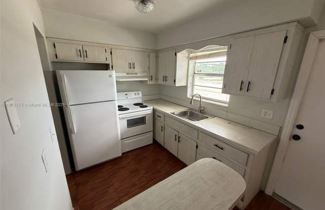 7401 Pines Blvd photos photos