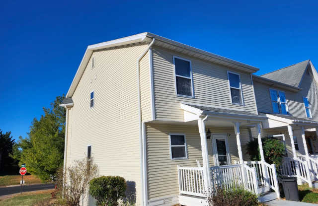 For Rent: Harrisonburg 3 BR, 2.5 Bath Townhouse - 1210 Victorian Village Drive, Harrisonburg, VA 22802