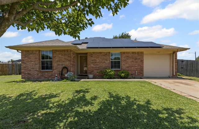 Welcome to this inviting 3-bedroom, 2-bath single-family rental home in Cleburne, TX. photos photos