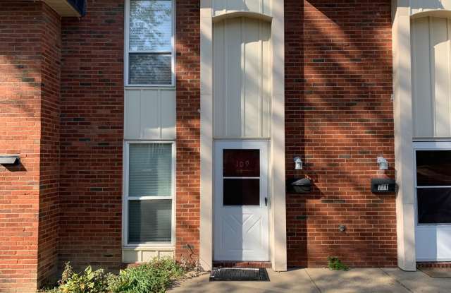 Moon Township - 2 Bedroom, 1.5 Bath Townhouse in Fox Hollow (Includes utilities except electric) photos photos