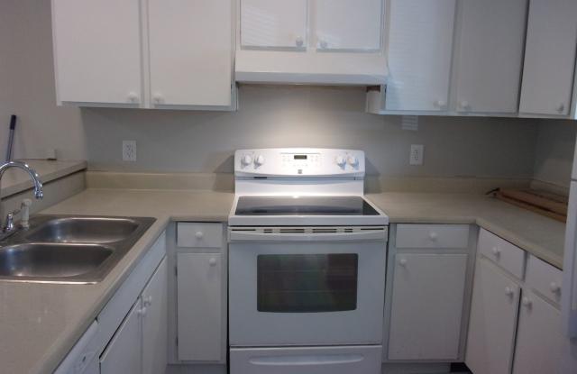 2 Bedroom 2 Bath Upstairs Condo in Eagles Place Gallery 4